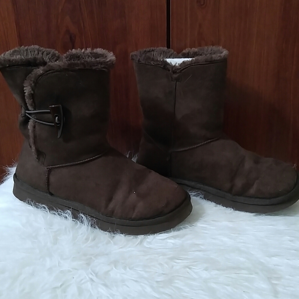 Arizona chocolate toggle short boots size 4M